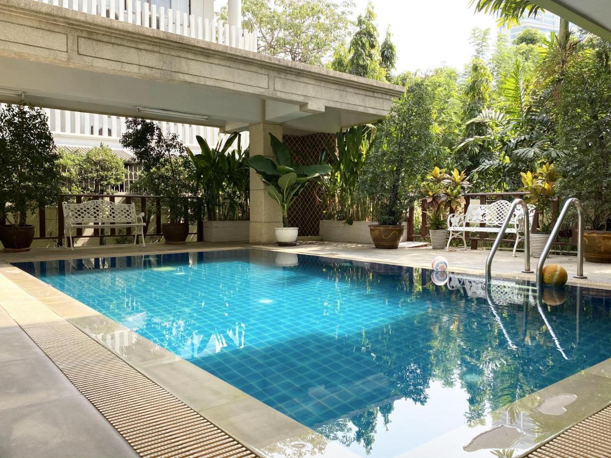 14 Place Sukhumvit Suites Бангкок Экстерьер фото