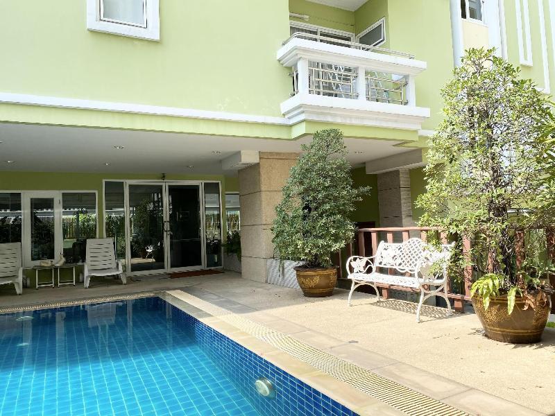 14 Place Sukhumvit Suites Бангкок Экстерьер фото